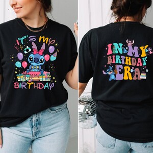 Puede incluir: Camiseta negra con un personaje azul Stitch sosteniendo un pastel de cumplea&ntilde;os y el texto "It's my birthday". La parte posterior de la camiseta tiene el texto "In my birthday era" con un personaje Stitch.