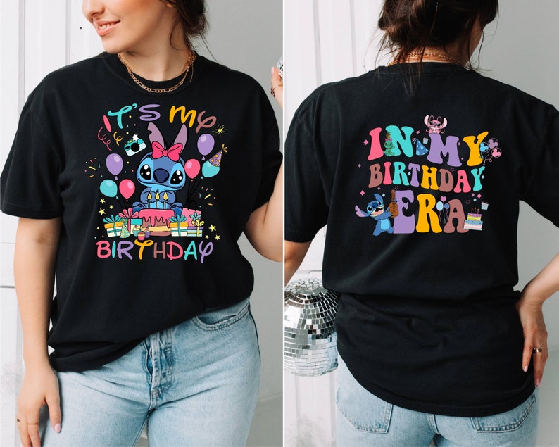 Puede incluir: Camiseta negra con un personaje azul Stitch sosteniendo un pastel de cumplea&ntilde;os y el texto "It's my birthday". La parte posterior de la camiseta tiene el texto "In my birthday era" con un personaje Stitch.