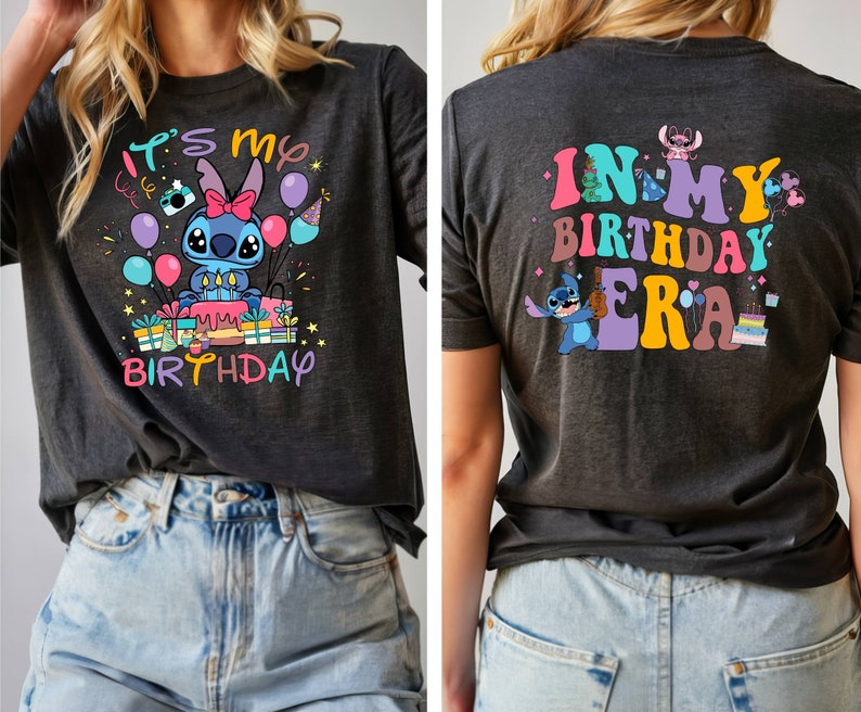 Puede incluir: Una camiseta gris oscuro con un personaje azul Stitch sosteniendo un pastel y globos. El texto en la parte delantera dice "It's my birthday". La parte posterior de la camiseta dice "In my birthday era" con un personaje azul Stitch tocando un ukelele.