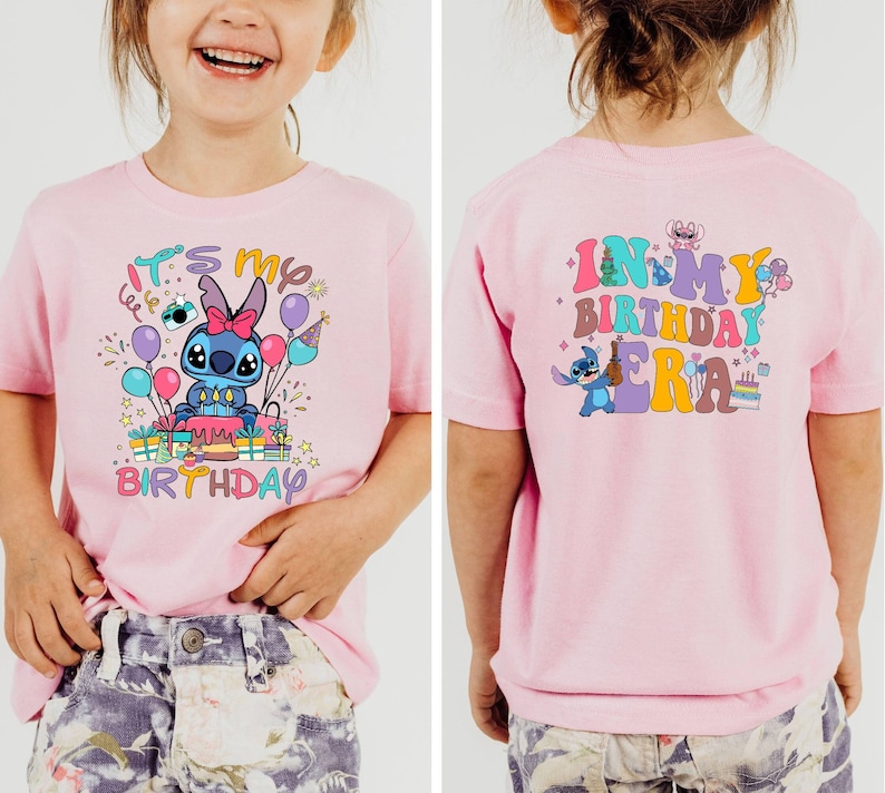 Puede incluir: Camiseta rosa de manga corta con un personaje azul Stitch en la parte delantera. La parte delantera de la camiseta dice "It's my birthday". La parte trasera de la camiseta dice "In my birthday era" con un personaje azul Stitch tocando la guitarra.