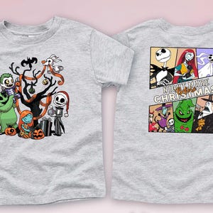 Puede incluir: Una camiseta gris con un dise&ntilde;o de Pesadilla Antes de Navidad. La parte delantera de la camiseta presenta un grupo de personajes de la pel&iacute;cula, incluyendo a Jack Skellington, Sally y Zero, de pie frente a un &aacute;rbol de Navidad. La parte trasera de la camiseta presenta una imagen de estilo c&oacute;mic de los personajes con el texto "Pesadilla Antes de Navidad".