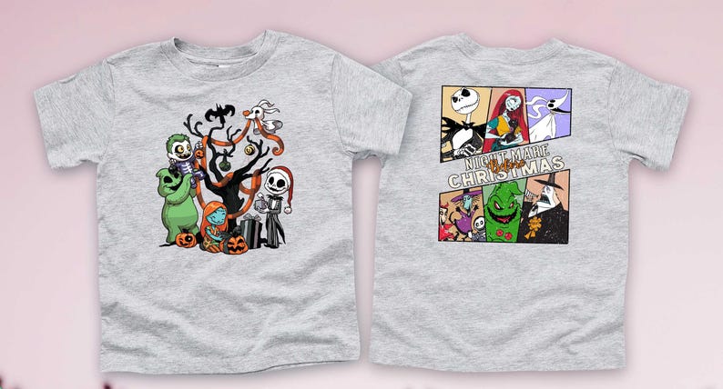 Puede incluir: Una camiseta gris con un dise&ntilde;o de Pesadilla Antes de Navidad. La parte delantera de la camiseta presenta un grupo de personajes de la pel&iacute;cula, incluyendo a Jack Skellington, Sally y Zero, de pie frente a un &aacute;rbol de Navidad. La parte trasera de la camiseta presenta una imagen de estilo c&oacute;mic de los personajes con el texto "Pesadilla Antes de Navidad".
