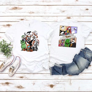 Puede incluir: Dos camisetas blancas con tem&aacute;tica de Pesadilla Antes de Navidad. La camiseta delantera presenta un grupo de personajes de la pel&iacute;cula, incluyendo a Jack Skellington, Sally y Zero. La camiseta trasera presenta una imagen de estilo c&oacute;mic de los personajes con el texto "Pesadilla Antes de Navidad".