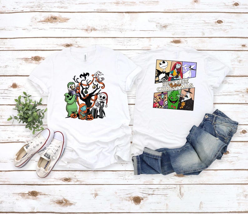 Puede incluir: Dos camisetas blancas con tem&aacute;tica de Pesadilla Antes de Navidad. La camiseta delantera presenta un grupo de personajes de la pel&iacute;cula, incluyendo a Jack Skellington, Sally y Zero. La camiseta trasera presenta una imagen de estilo c&oacute;mic de los personajes con el texto "Pesadilla Antes de Navidad".