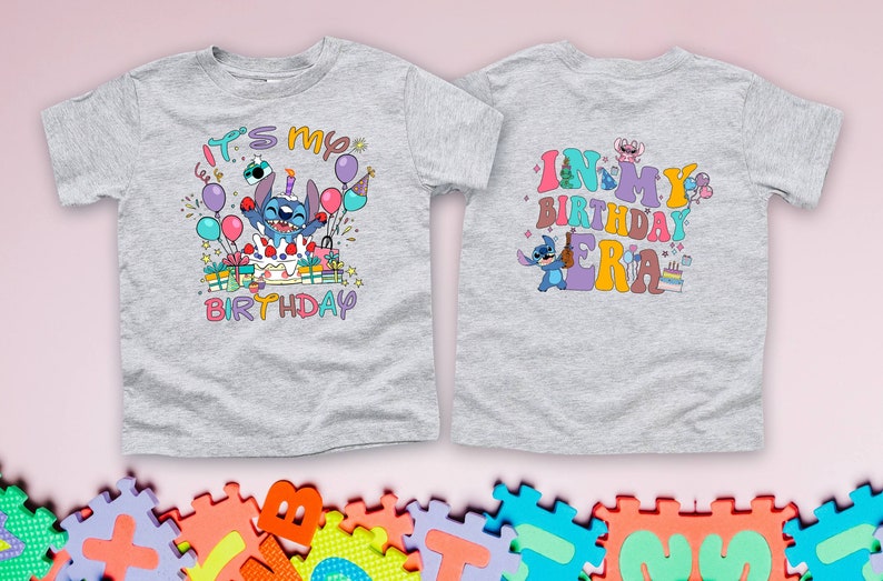 Puede incluir: Camiseta gris con un personaje azul Stitch en la parte delantera. La camiseta dice "It's my birthday" en letras de colores. La parte posterior de la camiseta dice "In my birthday era" en letras de colores.