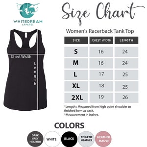 Op de afbeelding: Maattabel voor een racerback tanktop met afmetingen in inches. De maten omvatten S, M, L, XL en 2XL. De kleuren omvatten donkergrijs heather, wit, zwart, atletisch heather en heather mauve.