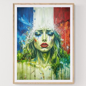 Peut inclure: Une impression d'art encadrée représentant un portrait stylisé d'une personne aux cheveux verts et aux larmes, sur fond de drapeau français. L'œuvre utilise une palette de couleurs vibrantes avec des éclaboussures de bleu, de rouge et de vert.