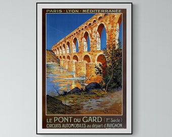 Puede incluir: Un cartel de viaje vintage que anuncia un viaje a Francia. El cartel presenta una ilustración colorida del Pont du Gard, un antiguo acueducto romano, con el texto "PARIS-LYON-MEDITERRANÉE LE PONT DU GARD (1er Siècle) CIRCUITS AUTOMOBILES au départ d'AVIGNON".