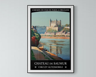 Puede incluir: Póster de viaje vintage que muestra una vista panorámica del Château de Saumur, un castillo medieval en Francia, con vistas a un río. El póster se titula "Chemin de Fer de Paris a Orleans" y "Chateau de Saumur - Circuit Automobile".