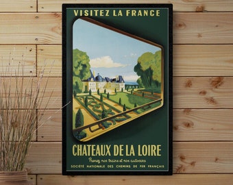 Puede incluir: Un cartel de viaje vintage que anuncia una visita a los castillos del Loira en Francia. El cartel presenta un fondo verde con una vista de un castillo a través de una ventana. El texto en el cartel dice "VISITEZ LA FRANCE" y "CHATEAUX DE LA LOIRE".