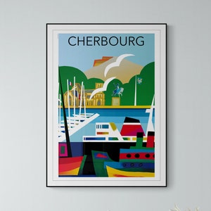 Pu&ograve; includere: Un'illustrazione colorata della citt&agrave; di Cherbourg, in Francia. L'immagine presenta un porto con barche, una chiesa e una collina con un castello. Il cielo &egrave; blu e l'acqua &egrave; turchese.