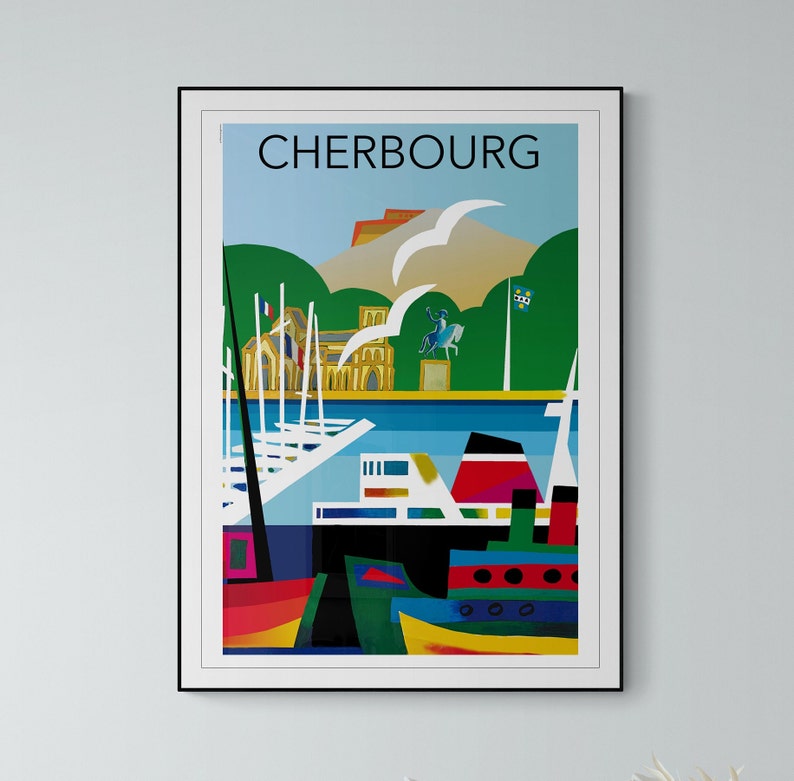 Pu&ograve; includere: Un'illustrazione colorata della citt&agrave; di Cherbourg, in Francia. L'immagine presenta un porto con barche, una chiesa e una collina con un castello. Il cielo &egrave; blu e l'acqua &egrave; turchese.