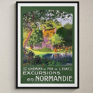 Peut inclure: Une affiche de voyage vintage encadrée avec une bordure verte. L'affiche représente une scène de paysage colorée d'un bâtiment entouré d'arbres et d'un étang. Le texte "CHEMINS DE FER DE L'ÉTAT EXCURSIONS en NORMANDIE" est affiché en bas.