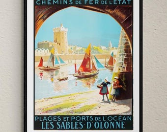 Puede incluir: Póster de viaje vintage enmarcado en negro. Presenta una escena de puerto con veleros, una torre de piedra y el texto "CHEMINS DE FER DE L'ETAT" y "PLAGES ET PORTS DE L'OCEAN LES SABLES-D'OLONNE".