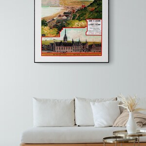 以下が含まれることがあります： フランスの海辺の町フェカンを宣伝するヴィンテージの旅行ポスター。ポスターには、町の海岸線、教会、駅を描いたカラフルなイラストが描かれています。ポスターのテキストには、「フェカン、バン・ド・メール」と「Gare S: Lazare Paris &agrave; F&eacute;camp」と書いてあります。