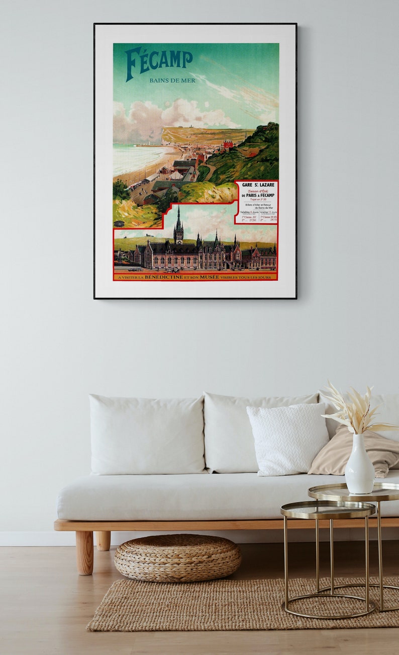 以下が含まれることがあります： フランスの海辺の町フェカンを宣伝するヴィンテージの旅行ポスター。ポスターには、町の海岸線、教会、駅を描いたカラフルなイラストが描かれています。ポスターのテキストには、「フェカン、バン・ド・メール」と「Gare S: Lazare Paris &agrave; F&eacute;camp」と書いてあります。