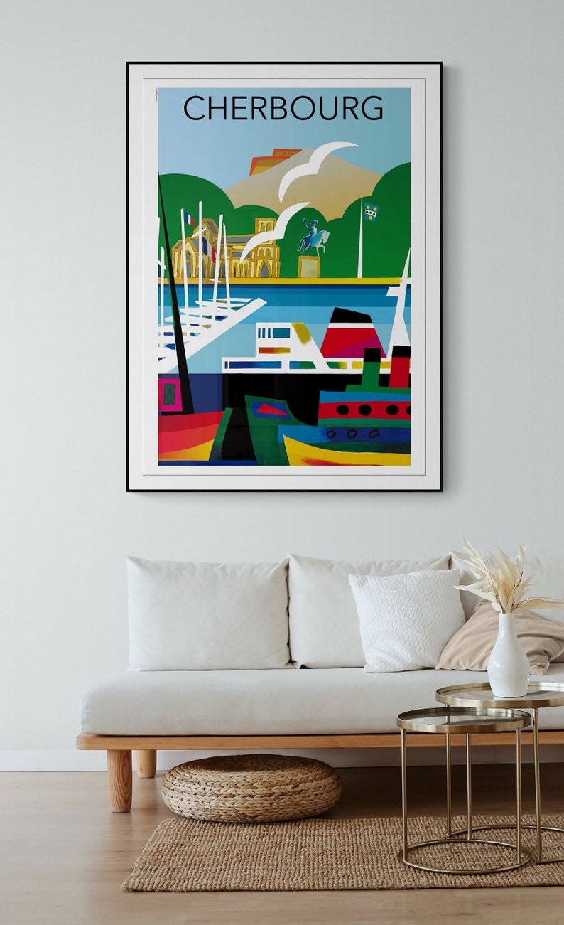 Pu&ograve; includere: Un poster colorato con la parola "CHERBOURG" in testo nero in alto. Il poster rappresenta un'illustrazione stilizzata di un porto con barche, un edificio e gabbiani.