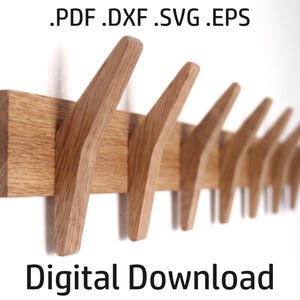 Op de afbeelding: Een lichtbruine houten wandkapstok met acht schuine haken. De tekst .PDF .DXF .SVG .EPS en Digital Download is zichtbaar. Dit is een digitaal bestand voor een houtbewerkingsproject met een horizontale basis en uniforme haken.