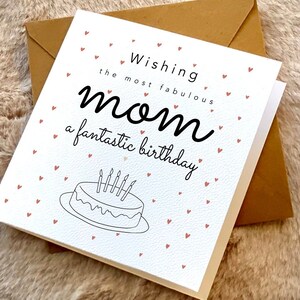 Tarjeta de felicitación de cumpleaños de mamá, una tarjeta personalizable y hecha a mano con deseos conmovedores, un pastel lleno de amor,