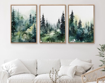 Puede incluir: Un conjunto de tres acuarelas que representan una escena de bosque con árboles altos de color verde oscuro y un camino verde claro que serpentea por el bosque. Las pinturas están enmarcadas en un marco de madera claro.