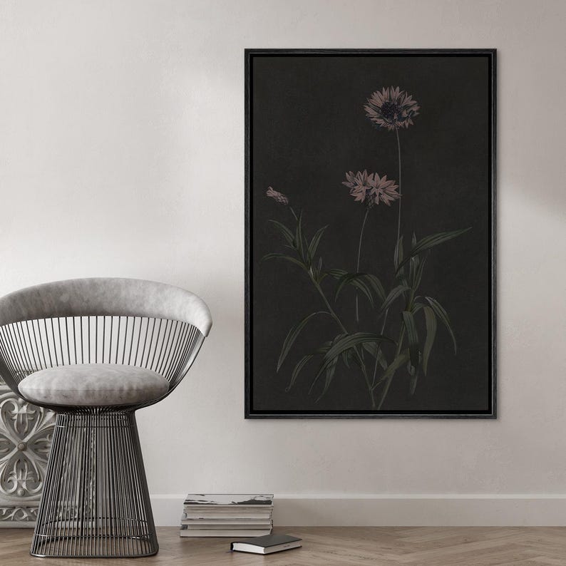 Puede incluir: Una impresi&oacute;n bot&aacute;nica enmarcada con un fondo oscuro, que muestra una ilustraci&oacute;n detallada de flores rosas y hojas verdes. La obra de arte se presenta en un marco negro, realzando el dise&ntilde;o floral. Esta impresi&oacute;n es una pieza decorativa.