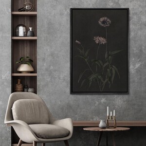Puede incluir: Una impresi&oacute;n bot&aacute;nica enmarcada con un fondo oscuro, que presenta una ilustraci&oacute;n detallada de flores rosas y hojas verdes. La obra de arte se presenta en un marco negro, agregando elegancia a la decoraci&oacute;n de la pared.