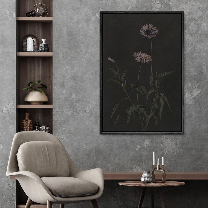 Puede incluir: Una impresi&oacute;n bot&aacute;nica enmarcada con un fondo oscuro, que presenta una ilustraci&oacute;n detallada de flores rosas y hojas verdes. La obra de arte se presenta en un marco negro, agregando elegancia a la decoraci&oacute;n de la pared.