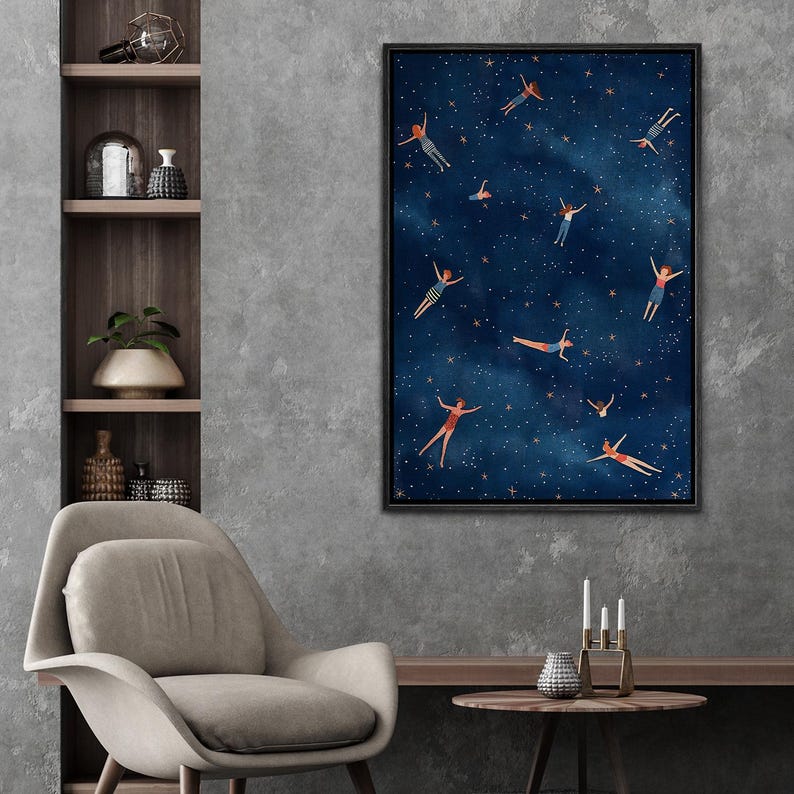 Op de afbeelding: Een digitale illustratie van mensen die in een donkerblauwe sterrenhemel zweven. De mensen zijn getekend in een eenvoudige stijl met rode, witte en blauwe kleding. De sterren zijn wit en verspreid over de hemel.