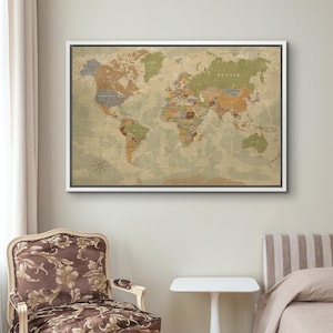 Puede incluir: Un mapa del mundo enmarcado con una est&eacute;tica vintage. El mapa presenta una paleta de colores neutros con tonos beige, marr&oacute;n y verde, y est&aacute; montado en un marco blanco. El mapa incluye nombres de pa&iacute;ses y una rosa de los vientos.