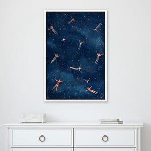 Op de afbeelding: Een digitale illustratie van mensen die in een donkerblauwe sterrenhemel zweven. De mensen dragen allemaal verschillende gekleurde kleding en bevinden zich in verschillende poses. De sterren zijn wit en zijn verspreid over de hemel.