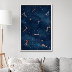 Op de afbeelding: Een ingelijste illustratie van een donkerblauwe nachthemel met witte sterren en figuren van mensen in verschillende poses, die in de lucht zweven.