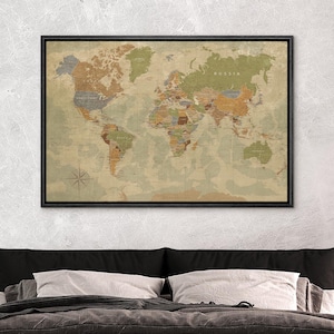 Puede incluir: Un mapa del mundo enmarcado con una est&eacute;tica vintage. El mapa presenta una paleta de colores apagados de verdes, marrones y azules, con las fronteras y los nombres de los pa&iacute;ses claramente etiquetados. Una rosa de los vientos est&aacute; en la esquina inferior izquierda.