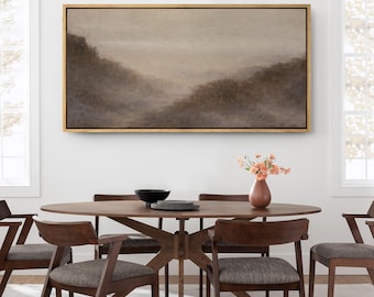 Arte de pared con paisaje brumoso enmarcado grande, impresión en lienzo de un valle montañoso melancólico, decoración natural neutra para sala de estar o dormitorio.