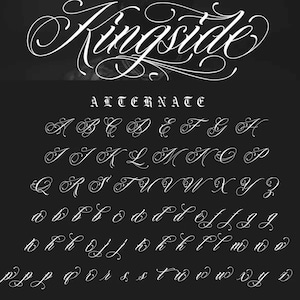 Puede incluir: Un gr&aacute;fico de alfabeto de fuente con la palabra "Kingside" en una fuente de escritura decorativa en la parte superior. El gr&aacute;fico muestra las letras del alfabeto en may&uacute;sculas y min&uacute;sculas en una fuente de escritura cursiva. La palabra "Alternate" est&aacute; escrita en una fuente de bloque sobre las letras may&uacute;sculas.