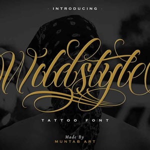 Puede incluir: Presentaci&oacute;n de la fuente Wildstyle Tattoo, una fuente audaz y elegante en color dorado. La fuente se muestra sobre un fondo oscuro con una persona con un pa&ntilde;uelo en el fondo.