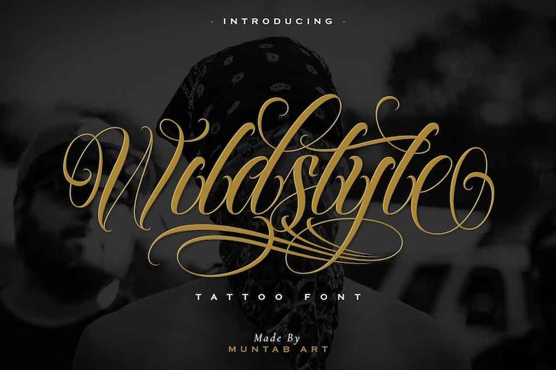 Puede incluir: Presentaci&oacute;n de la fuente Wildstyle Tattoo, una fuente audaz y elegante en color dorado. La fuente se muestra sobre un fondo oscuro con una persona con un pa&ntilde;uelo en el fondo.