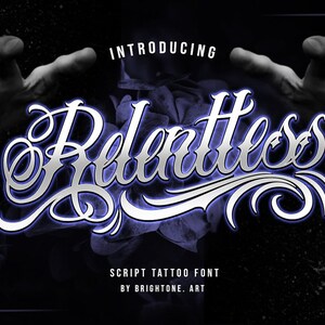 Puede incluir: Presentación de Relentless, una fuente de tatuaje de escritura por Brightone. Art. La fuente se muestra en color plateado con un efecto de brillo azul sobre un fondo oscuro con una mano que se extiende desde cada lado.