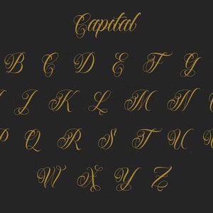 Puede incluir: Un alfabeto de fuente de caligraf&iacute;a dorada con la palabra "Capital" en la parte superior. Las letras est&aacute;n en estilo cursivo.