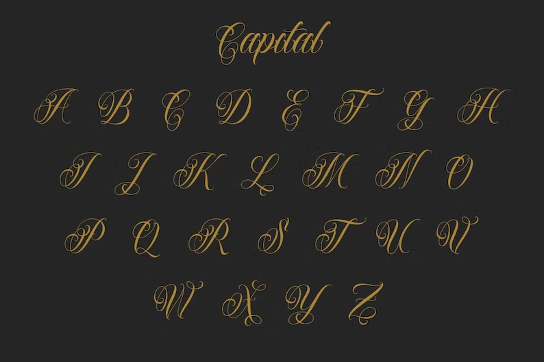 Puede incluir: Un alfabeto de fuente de caligraf&iacute;a dorada con la palabra "Capital" en la parte superior. Las letras est&aacute;n en estilo cursivo.