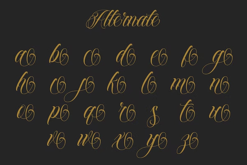 Puede incluir: Alfabeto de fuente alternativo con letras cursivas en dorado sobre un fondo negro. Las letras est&aacute;n en un estilo de escritura decorativo.