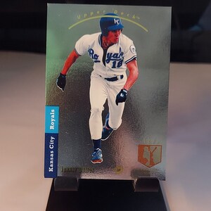 Puede incluir: Una tarjeta de béisbol con Johnny Damon, un jardinero de los Kansas City Royals. La tarjeta es de la serie Upper Deck y presenta un fondo plateado con un logotipo dorado.