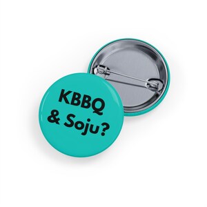 KBBQ och Soju (nål/knapp, 4 storlekar) blågrön, koreansk BBQ-älskare, K-mat, K-pop och K-drama-fans, rolig matgåva, dejtkvällsnål
