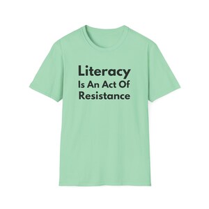 La alfabetización es un acto de resistencia (Camiseta unisex de estilo suave). Camiseta de lectura antiopresión, regalo para activistas amantes de los libros (fuente negra). imagen 15
