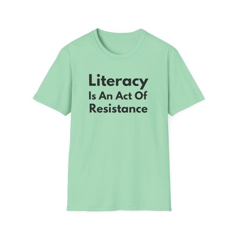 La alfabetización es un acto de resistencia (Camiseta unisex de estilo suave). Camiseta de lectura antiopresión, regalo para activistas amantes de los libros (fuente negra). imagen 15