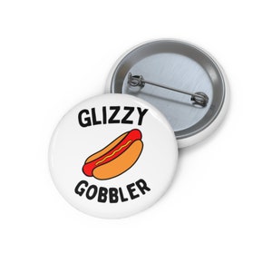 Glizzy Gobbler (épingle/bouton) blanc - Badge de fan de hot-dog, humour de cuisine de rue, ambiance de barbecue et de festival, meme drôle de hot-dog