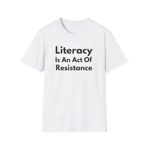 La alfabetización es un acto de resistencia (Camiseta unisex de estilo suave). Camiseta de lectura antiopresión, regalo para activistas amantes de los libros (fuente negra). imagen 11