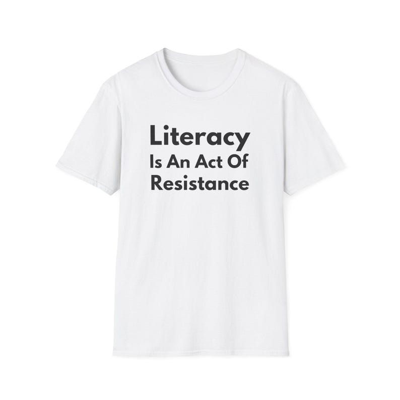 La alfabetización es un acto de resistencia (Camiseta unisex de estilo suave). Camiseta de lectura antiopresión, regalo para activistas amantes de los libros (fuente negra). imagen 11