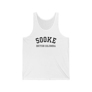 Puede incluir: Camiseta sin mangas blanca con texto negro que dice "SOOKE BRITISH COLUMBIA" en una fuente arqueada.