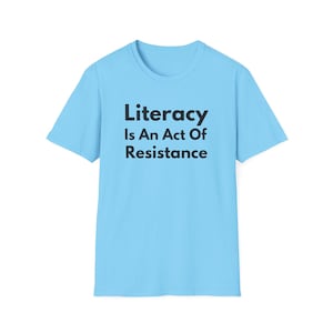 La alfabetización es un acto de resistencia (Camiseta unisex de estilo suave). Camiseta de lectura antiopresión, regalo para activistas amantes de los libros (fuente negra). imagen 1