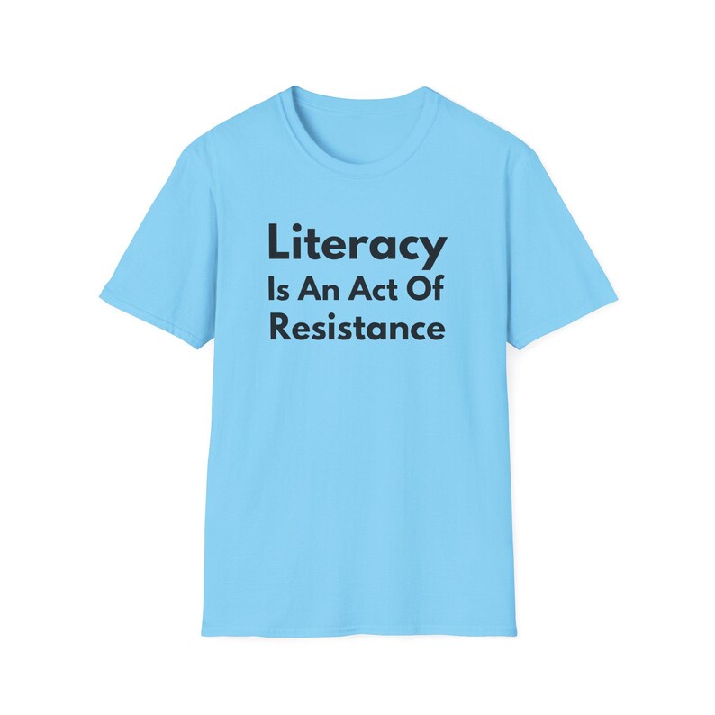 La alfabetización es un acto de resistencia (Camiseta unisex de estilo suave). Camiseta de lectura antiopresión, regalo para activistas amantes de los libros (fuente negra). imagen 1